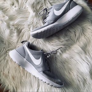 grey nike roshe’s